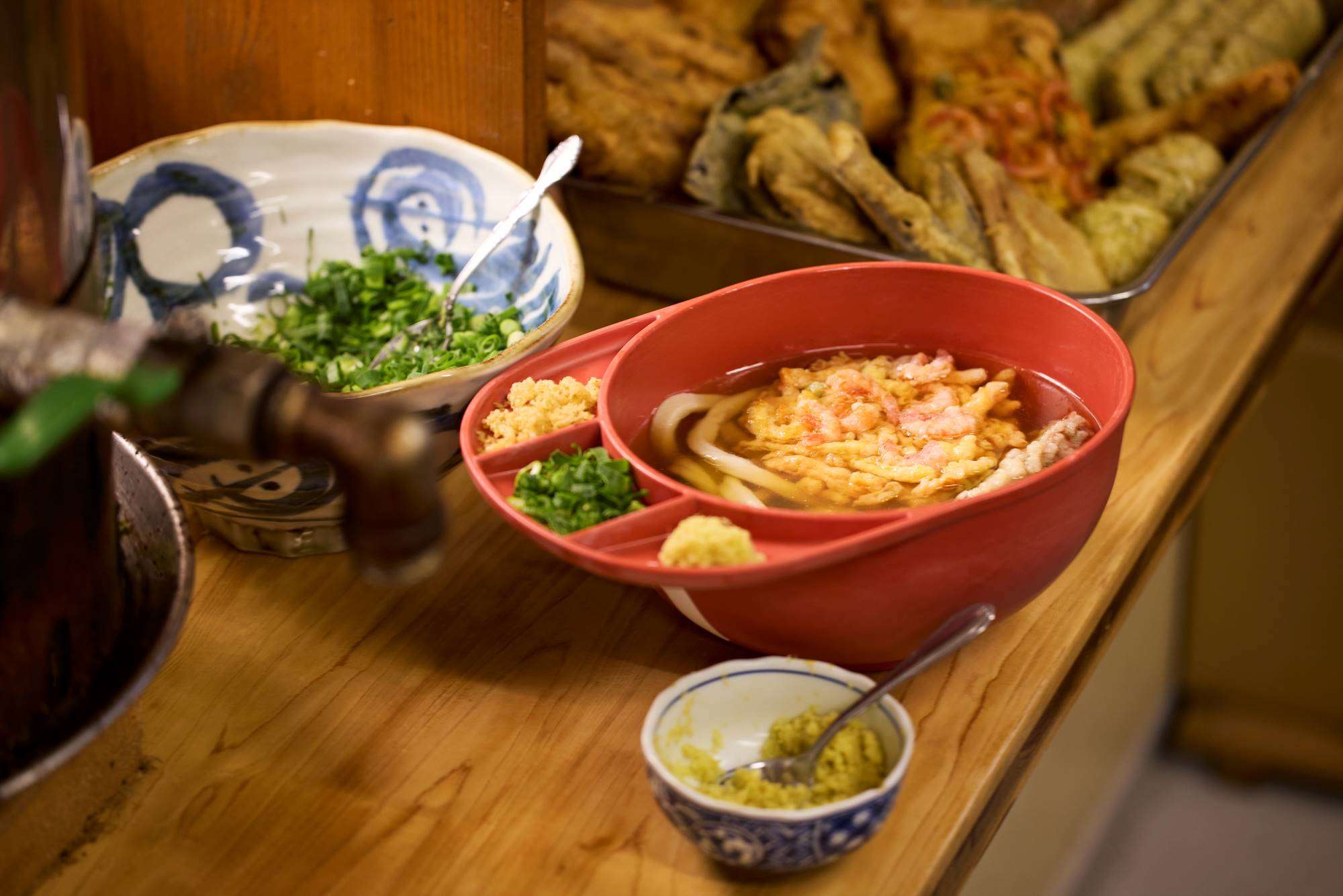 【うどんヘルメット✖️Carpうどん】瀬戸内を挟んだ2社がタッグを組んで、球場を真っ赤に染める、モノづくりの「真面目すぎる悪ふざけ」